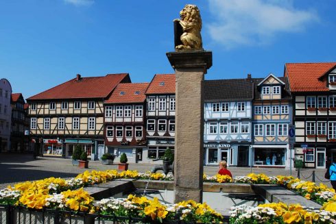 Celles trivelige markedsplass heter Markt og har en rekke kafeer, kneiper og restauranter med utendørs servering. Markt, Celle, Nord-Tyskland, Tyskland