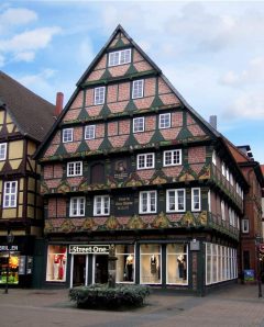 Hoppener-Haus fra år 1532 med praktfulle ornamenter og portrett av byens fyrste på fasaden. Foto: Mahlum/Wikipedia Hoppener-Haus fra år 1532, Celle, Nord-Tyskland, Tyskland