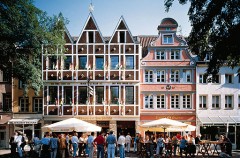 Alstadt har mange godbiter å by på, selv om byen ble ødelagt under Den andre verdenskrigen. Foto: © Düsseldorf Marketing & Tourismus GmbH Altstadt, Düsseldorf, Nordrhein-Westfalen, Vest-Tyskland, Tyskland