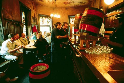Düsseldorfs Altstadt handler til en viss grad om det mørke ølet Altbier, som produseres egne bryggerier i noen av de mest kjente kneipene. Foto: © Düsseldorf Marketing & Tourismus GmbH Altbier, Altstadt, Düsseldorf, Nordrhein-Westfalen, Vest-Tyskland, Tyskland