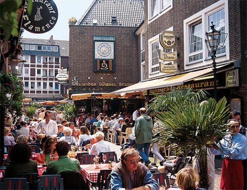 Altstadt er Düsseldorfs samlingssted med en mengde kneiper og restauranter, som ligger vegg i vegg. Foto: © Düsseldorf Marketing & Tourismus GmbH Altstadt, Düsseldorf, Nordrhein-Westfalen, Vest-Tyskland, Tyskland