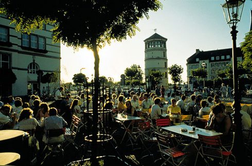 Stemningsfull sommerkveld ved Schlossturm i gamlebyen Altstadt. Foto: © Düsseldorf Marketing & Tourismus GmbH Schlossturm, Altstadt, Düsseldorf, Nordrhein-Westfalen, Vest-Tyskland, Tyskland