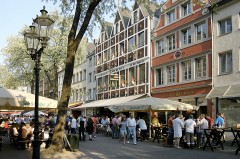 Kommer du deg tørr gjennom Bolkerstrasse i Altstadt, er du sannsynligvis en gås. Foto: © Düsseldorf Marketing & Tourismus GmbH Bolkerstrasse, Altstadt, Düsseldorf, Nordrhein-Westfalen, Vest-Tyskland, Tyskland