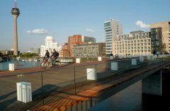 Düsseldorf har mye tøff moderne arkitektur langs Rhinen. Foto: © Düsseldorf Marketing & Tourismus GmbH Fußgängerbrücke, MedienHafen, Düsseldorf, Nordrhein-Westfalen, Vest-Tyskland, Tyskland