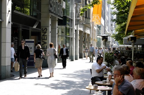 Elegante Königsallee er shoppinggaten fremfor noen. Foto: © Düsseldorf Marketing & Tourismus GmbH Königsallee, Altstadt, Düsseldorf, Nordrhein-Westfalen, Vest-Tyskland, Tyskland