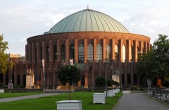Konserthallen Tonhalle Düsseldorf byr på fine musikkopplevelser gjennom året. Foto: © Düsseldorf Marketing & Tourismus GmbH Konserthallen Tonhalle, Düsseldorf, Nordrhein-Westfalen, Vest-Tyskland, Tyskland
