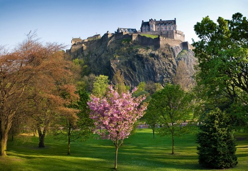 Castle Hill sett fra The Princes Street Gardens, som strekker seg mellom Old Town og New Town. Foto: Mactographer / Wikipedia Castle Hill, Edinburgh, Skottland, Storbritannia