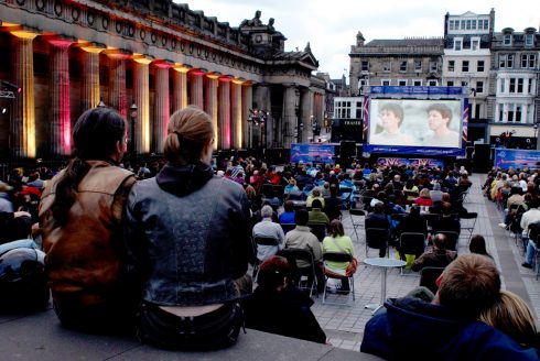 Eksempel på utendørs visning ved National Gallery på The Mound under filmfestivalen. Foto: © Edinburgh Inspiring Capital