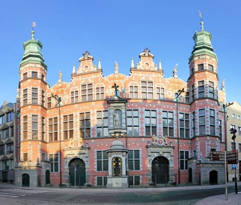 Arsenalet fra år 1605 sett fra innsiden av gamlebyen. I første etasje er det butikker, med inngang fra forsiden. Arsenalet, Gdansk, gamlebyen Stare Miasto, nybyen Glowne Miasto, markedsplass en Dlugi Targ, Ulica Dluga, historisk bydel, middelalder, Nord-Polen, Polen