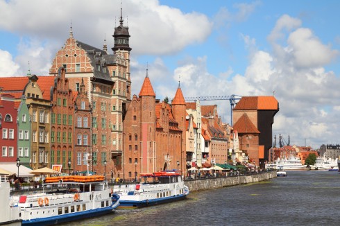Det er trivelig og livlig langs havnepromenaden, hvor den gamle kranbygningen fra 1300-tallet ruver. Havnepromenaden, Gdansk, gamlebyen Stare Miasto, nybyen Glowne Miasto, markedsplass en Dlugi Targ, Ulica Dluga, historisk bydel, middelalder, Nord-Polen, Polen