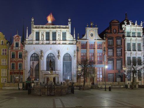 Den hvite Artus-hallen, opprinnelig fra år 1350 med høye vinduer, og Det gylne huset fra første del av 1600-tallet helt til høyre. Den hvite Artus-hallen, Det gylne huset , Neptun-fontenen, Gdansk, gamlebyen Stare Miasto, nybyen Glowne Miasto, markedsplass en Dlugi Targ, Ulica Dluga, historisk bydel, middelalder, Nord-Polen, Polen