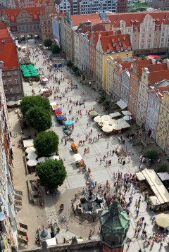 Gdansks viktigste møteplass Dlugi Targ, “Det lange markedet”, som leder ned til Den grønne byporten og havnen - sett fra rådhustårnet, som er åpent for publikum Gdansk, gamlebyen Stare Miasto, nybyen Glowne Miasto, markedsplass en Dlugi Targ, Ulica Dluga, historisk bydel, middelalder, Nord-Polen, Polen