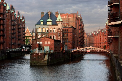 Fra Speicherstadt i havneområdet med kanalene og de gamle, enorme lagerbyggene fra slutten av 1800-tallet. Speicherstadt, Hamburg, Alster, Nord-Tyskland, Tyskland