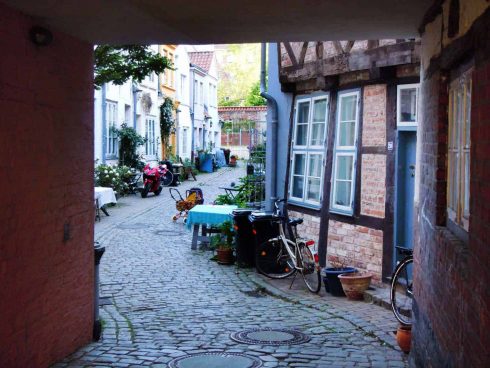 Fra hovedgaten Engelsgrube som går fra St Jacobskirche til elven Trave, finner du mange trivelige bakgårder og smug med svært gammel bebyggelse. Foto: © reisdit.no Lübeck, Trave, Østersjøen, middelalder, Backsteinsgotik, Ostsee, Unesco Verdensarv, Gamlebyen, Altstadt, Hansestadt Lübeck, Mecklenburg Vorpommern, Nord-Tyskland