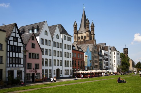 Kölns Altstadt har mange hyggelige strøk med uteserveringer, her fra bydelen Martinsviertel rundt den romanske kirken Gross St. Martin. Altstadt, Martinsviertel rundt den romanske kirken Gross St. Martin, Köln, Nordrhein-Westfalen, Vest-Tyskland, Tyskland