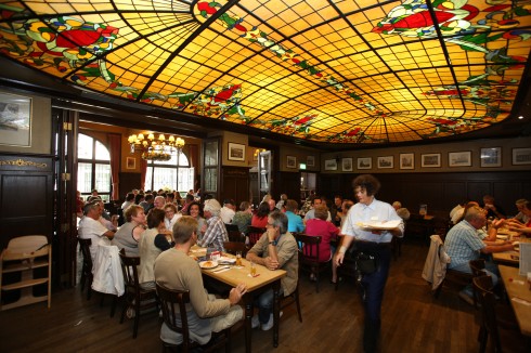 God stemning i ett av Kölns mange mikrobryggerier, Peters Brauhaus. Foto: ©KölnTourismus GmbH / Andreas Möltgen Mikrobryggerier, Peters Brauhaus, Köln, Nordrhein-Westfalen, Vest-Tyskland, Tyskland