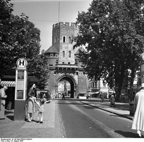 Byporten Severinstorburg fra middelalderen, slik den ser ut i dag. Foto: Deutsches Bundesarchiv Altstadt, Byporten Severinstorburg fra middelalderen, Köln, Nordrhein-Westfalen, Vest-Tyskland, Tyskland