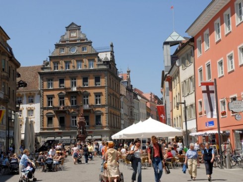 Fra byens viktigste møteplass, Marktstätte, hvor du kan slå deg ned for en forfriskning hvis du blir sliten og tørst av å være turist. Foto: Stadt Konstanz Marktstätte, Middelalder, Konstanz, Bodensee, Sør-Tyskland, Tyskland