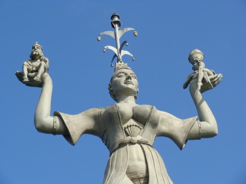 Imperia er skjøgen som forførte keiseren og kirkens menn, og som her viser dem frem i all sin ynkelighet. Imperia, Konstanz, Bodensee, Sør-Tyskland, Tyskland
