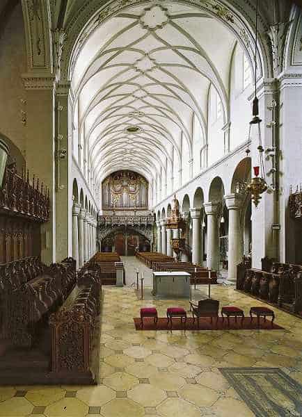 Fra de vakre interiørene til Konstantiner Münster, fortsatt med romanske søyler mellom hovedskipet og sideskipene, som har overlevd både branner og ombygginger. Foto: Erzbistum Freiburg. Münster, Middelalder, Konstanz, Bodensee, Sør-Tyskland, Tyskland