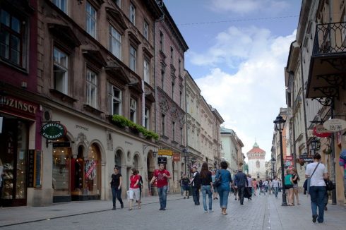 Gågaten Florianska er en av gamlebyens viktigste shoppinggater, og begynner ved Basilica Santa Maria. Foto: © www.krakow.pl Krakow, Unesco Verdensarv, gamlebyen Stare Miasto, Basilica Santa Maria, historisk bydel, middelalder, markedsplass Rynek Glowny, Sør-Polen, Polen