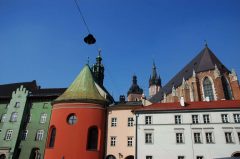 Fra den lille markedsplassen som var kjøttmarked i middelalderen kan du se spirene til Basilica Santa Maria Krakow, Unesco Verdensarv, Sukiennice, Basilica Santa Maria, gamlebyen Stare Miasto, historisk bydel, middelalder, markedsplass Rynek Glowny, Wawelborgen, Kazimierz, Sør-Polen, Polen