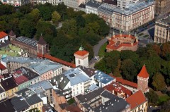 Barbican er en type runde festningsverk som kom på moten rundt år 1500. Flere byer i Tyskland og Polen har slike, som en forpost til hovedbyporten. Foto: © www.krakow.pl Krakow, Unesco Verdensarv, gamlebyen Stare Miasto, historisk bydel, middelalder, markedsplass Rynek Glowny, Sør-Polen, Polen