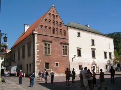 Bygningen som huser det juridiske fakultetet Collegium Iuridicum ble oppført i perioden år 1403-1406 og ligger nederst i gamlebyen. Foto: Cancre / Wikipedia Krakow, Unesco Verdensarv, Sukiennice, Basilica Santa Maria, gamlebyen Stare Miasto, historisk bydel, middelalder, markedsplass Rynek Glowny, Wawelborgen, Kazimierz, Sør-Polen, Polen