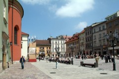 Maly Rynek eller Den lille markedsplassen ligger parallelt med den store med Basilica Santa Maria i mellom. Foto: © www.krakow.pl Krakow, Unesco Verdensarv, Basilica Santa Maria, gamlebyen Stare Miasto, historisk bydel, middelalder, markedsplass Rynek Glowny, Kazimierz, Sør-Polen, Polen