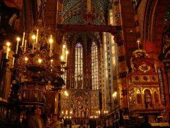 Fra de meget vakre og severdige interiørene i Basilica Santa Maria. Polen er et sterkt religiøst katolsk land. Vis respekt hvis du besøker kirker. Foto: Targeman / Wikipedia Krakow, Unesco Verdensarv, Sukiennice, Basilica Santa Maria, gamlebyen Stare Miasto, historisk bydel, middelalder, markedsplass Rynek Glowny, Wawelborgen, Kazimierz, Sør-Polen, Polen