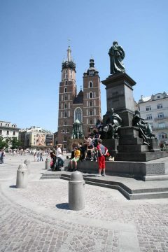 Midt på markedsplassen står statuen av poeten og forfatteren Adam Mickiewicz (1798-1855). Foto: © www.krakow.pl Krakow, Unesco Verdensarv, Sukiennice, Basilica Santa Maria, gamlebyen Stare Miasto, historisk bydel, middelalder, markedsplass Rynek Glowny, Wawelborgen, Kazimierz, Sør-Polen, Polen