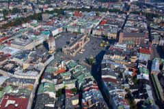 Gamlebyen Stare Miastro med Rynek Glowny til venstre og det gamle kjøttmarkedet Maly Rynek til høyre. Foto: © www.krakow.pl Krakow, Unesco Verdensarv, Basilica Santa Maria, gamlebyen Stare Miasto, historisk bydel, middelalder, markedsplass Rynek Glowny, Kazimierz, Sør-Polen, Polen