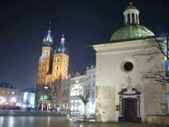 Den vesle romanske kirken St Adalbert fra cirka år 1100 ligger i det ene hjørnet av markedsplassen Rynek Gowny vis-à-vis Basilica Santa Maria Krakow, Unesco Verdensarv, Sukiennice, Basilica Santa Maria, gamlebyen Stare Miasto, historisk bydel, middelalder, markedsplass Rynek Glowny, Wawelborgen, Kazimierz, Sør-Polen, Polen