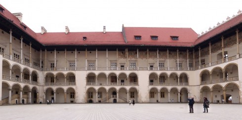 Den enorme borggården i Wawelslottet er gjennomført i italiensk renssansestil. Foto: Lestat-Jan-Mehlich / Wikipedia Krakow, Unesco Verdensarv, Basilica Santa Maria, gamlebyen Stare Miasto, historisk bydel, middelalder, markedsplass Rynek Glowny, Wawelborgen, Kazimierz, Sør-Polen, Polen