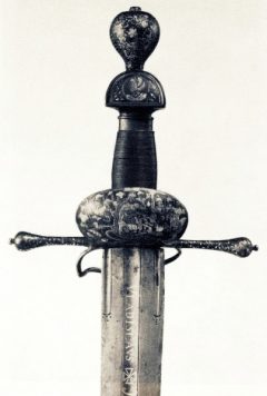 Kong Zygmunts sønn Wladyslaw tok over som konge etter farens død i år 1632 - hans sverd er utstilt i Wawelborgen. Kilde: Wikipedia Krakow, Unesco Verdensarv, Sukiennice, Basilica Santa Maria, gamlebyen Stare Miasto, historisk bydel, middelalder, markedsplass Rynek Glowny, Wawelborgen, Kazimierz, Sør-Polen, Polen