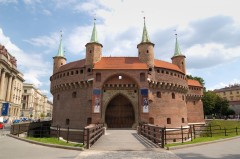 Lengst nord i gamlebyen Stare Miasto ligger Barbican, en 1500-tallsborg foran bymurene, som et ekstra forsvar for byen. Barbican, Krakow, Unesco Verdensarv, gamlebyen Stare Miasto, historisk bydel, middelalder, markedsplass Rynek Glowny, Sør-Polen, Polen