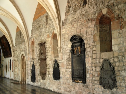 I år 1221 hentet biskop Ido Odrowas dominikanermunker fra Bologna og overlot en romanske kirke, som ble ødelagt av mongolene i år 1241. Dagens Treenighetskirke med kloster ble fullført på 1400-tallet. Treenighetskirken, The Holy Trinity Church, Krakow, Unesco Verdensarv, gamlebyen Stare Miasto, historisk bydel, middelalder, markedsplass Rynek Glowny, Sør-Polen, Polen