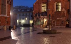 Mariackaplassen i kveldslys - et glimt av Basilica Santa Maria til venstre, mer gotisk arkitektur til høyre - kirken Santa Barbara Mariackaplassen, Krakow, Unesco Verdensarv, gamlebyen Stare Miasto, historisk bydel, middelalder, markedsplass Rynek Glowny, Sør-Polen, Polen