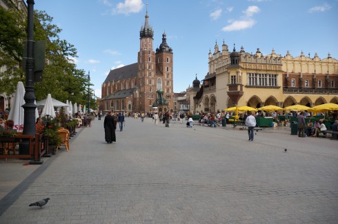Krakow - Krakows gamleby Stare Miastro med den vakre Basilica Santa Maria til venstre og Sukiennice til høyre Sukiennice, Basilica Santa Maria, Krakow, Unesco Verdensarv, gamlebyen Stare Miasto, historisk bydel, middelalder, markedsplass Rynek Glowny, Sør-Polen, Polen