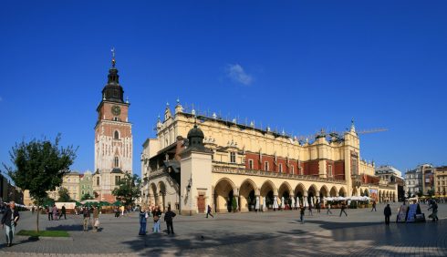 Rådhustårnet til venstre for Sukiennice, som var middelalderens kleshandelshus, ombygd i renessansestil etter en brann i år 1555. Foto: Lestat (Jan Mehlich)/Wikipedia Sukiennice, Krakow, Unesco Verdensarv, gamlebyen Stare Miasto, historisk bydel, middelalder, markedsplass Rynek Glowny, Sør-Polen, Polen