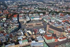 Krakows gamleby Stare Miastro med den enorme markedsplassen Rynek Glowny - Basilica Santa Maria til høyre og Sukiennice midt på plassen. Foto: © www.krakow.pl Krakow, Unesco Verdensarv, gamlebyen Stare Miasto, historisk bydel, middelalder, markedsplass Rynek Glowny, Sør-Polen, Polen