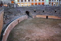 Midt i sentrum ligger amfiteateret fra romertiden, bygd under keiser Hadrian, som styrte mellom år 117 og 138 e Kr. Amfiteateret, romertiden, bygd under keiser Hadrian, Lecce, Puglia, Sør-Italia, Italia
