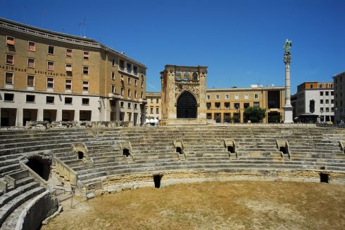 Amfiteateret i sentrum - legg merke til den gotiske Palazzo del Seggio o Sedile fra 1400-tallet, midt på bildet ved Piazza S. Oronzo amfiteateret fra romertiden, keiser Hadrian, Lecce, Puglia, Sør-Italia, Italia