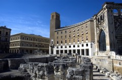 Amfiteateret og den kubiske Palazzo del Seggio o Sedile fra 1400-tallet i gotisk stil ved Piazza Sant'Oronzo Palazzo del Seggio o Sedile fra 1400-tallet, Lecce, Puglia, Sør-Italia, Italia