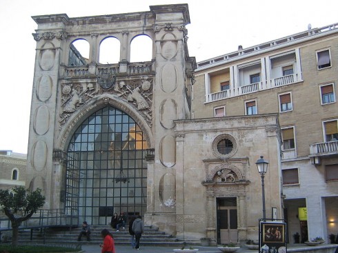 Chiesetta di San Marco fra 1543 ligger vegg i vegg med det kubiske gotiske Palazzo del Seggio o Sedile fra 1400-tallet. Foto: Marzoide88 / it.wikipedia Chiesetta di San Marco fra 1543, Lecce, Puglia, Sør-Italia, Italia