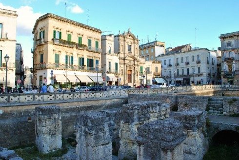Chiesa di Santa Maria della Grazie, opprinnelig fra 1300-tallet og ombygd i første del av 1600-tallet. I forgrunnen restene etter amfiteateret. Chiesa di Santa Maria della Grazie, Lecce, Puglia, Sør-Italia, Italia