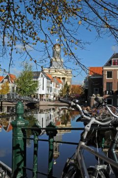 ssensen av det nederlandske image - kanaler og gamle sykler. Foto: © Pieter Haringsma / www.picturesofholland.nl kanaler og gamle sykler, Leiden, Zuid-Holland, Sør-Nederland, Nederland