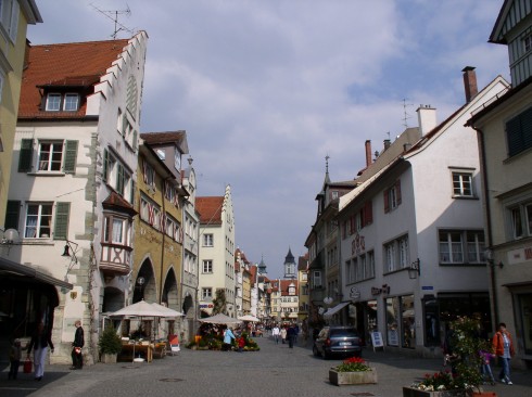 Maximilianstrasse er den bilfrie hovedgaten i Lindaus historiske bysenter. Foto: Baikonur/Wikipedia Maximilianstrasse, Historisk, Lindau, Bodensee, Sør-Tyskland, Tyskland