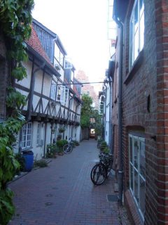 På innsiden av disse trange Gangene hvor du må bøye deg ned for å komme inn, er det flotte bygningsmiljøer. Foto: © reisdit.no Lübeck, Trave, Østersjøen, middelalder, Backsteinsgotik, Ostsee, Unesco Verdensarv, Gamlebyen, Altstadt, Hansestadt Lübeck, Mecklenburg Vorpommern, Nord-Tyskland