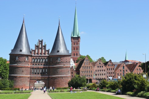 Slik skal du nærme deg Lübecks historiske sentrum, gjennom Holstentor - en av de opprinnelige byportene fra 1400-tallet. Lübeck, Schleswig-Holstein, Unesco Verdensarv, Altstadt, Historisk, Hansaforbundet, Middelalder, Markt, Nord-Tyskland, Tyskland
